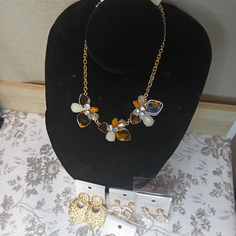 Elegant Gold and Cream Floral Necklace Set